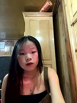 Snapshot of Heni-a chatting on December 4, 2:21 am Heni-a online show from December 4, 2:21 am