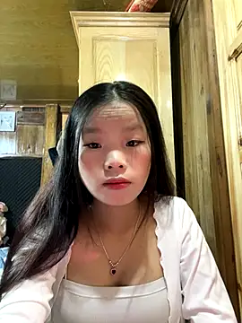 Snapshot of Heni-a chatting on December 18, 1:33 am Heni-a online show from December 18, 1:33 am