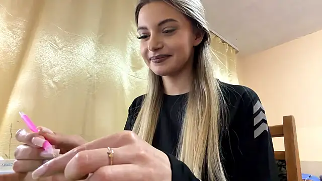 Snapshot of HollyVorse chatting on December 14, 5:18 pm HollyVorse online show from December 14, 5:18 pm