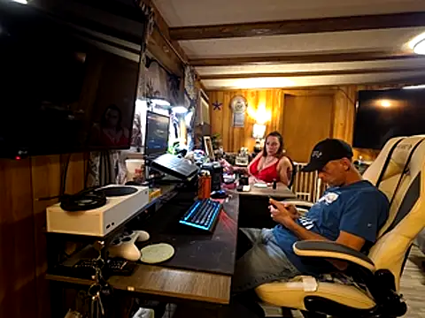 Snapshot of JavaAndBustyDiamond chatting on December 5, 1:36 am JavaAndBustyDiamond online show from December 5, 1:36 am