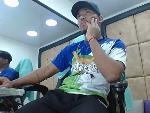 Snapshot of RyanBuckx chatting on December 19, 8:05 pm RyanBuckx online show from December 19, 8:05 pm