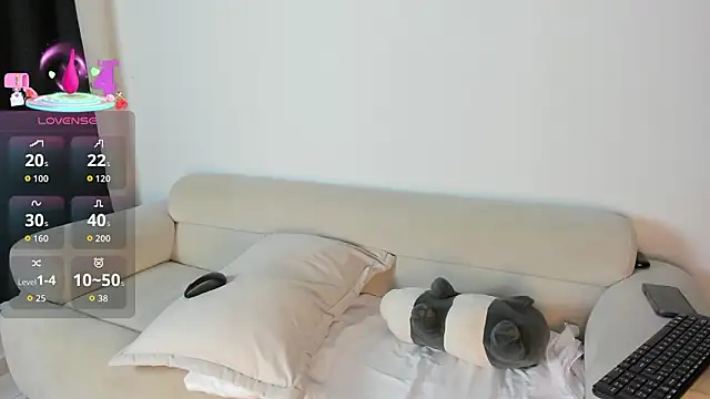 DakothaHyland  online show from February 6, 1:47 pm