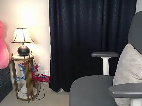 Snapshot of Flying_queenn chatting on January 5, 5:27 pm Flying queenn online show from January 5, 5:27 pm