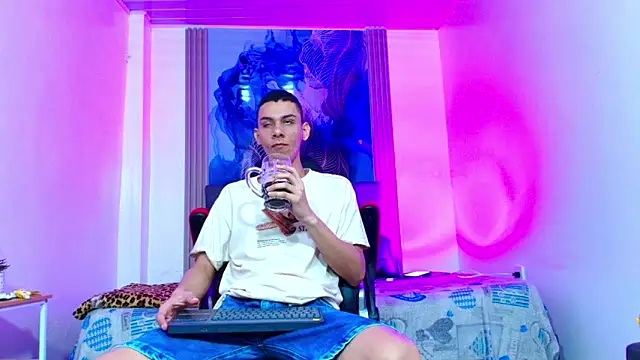 Snapshot of Valentina_and_sneider_ chatting on May 8, 10:59 pm Valentina and sneider online show from May 8, 10:59 pm