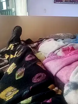 Snapshot of OrangishBank827 chatting on December 16, 10:37 pm OrangishBank827 online show from December 16, 10:37 pm