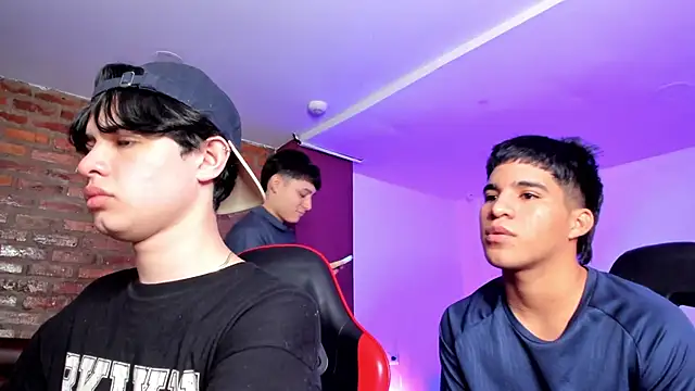 HotThreesoome online show from March 4, 12:22 pm