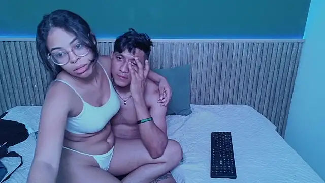 Snapshot of Violet_and_Dylan chatting on December 5, 4:14 pm Violet and Dylan online show from December 5, 4:14 pm