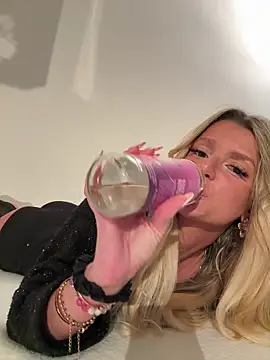 lilavv online show from March 26, 9:53 pm