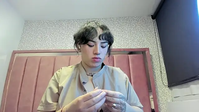Kiara Fox   online show from June 7, 8:18 am