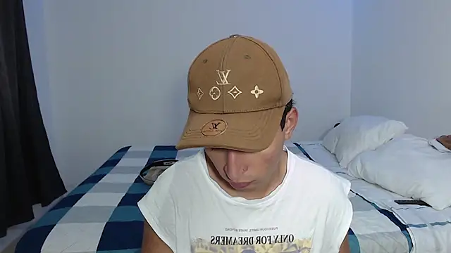 Snapshot of Dave_hot1 chatting on December 14, 8:35 pm Dave hot1 online show from December 14, 8:35 pm