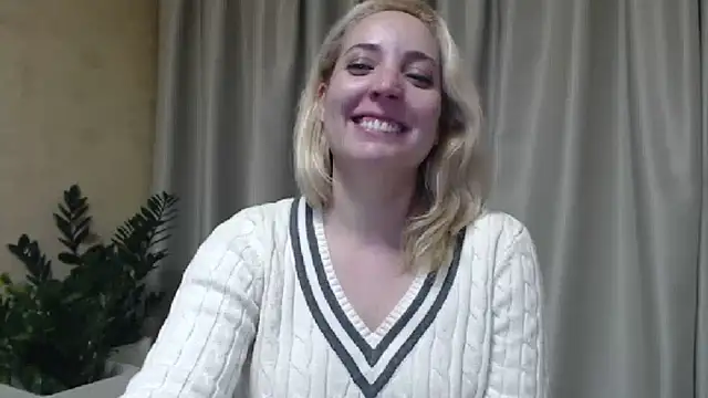 Snapshot of sweetpussy chatting on February 8, 8:42 pm sweetpussy online show from February 8, 8:42 pm