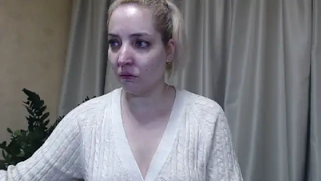 Snapshot of sweetpussy chatting on February 21, 8:40 am sweetpussy online show from February 21, 8:40 am