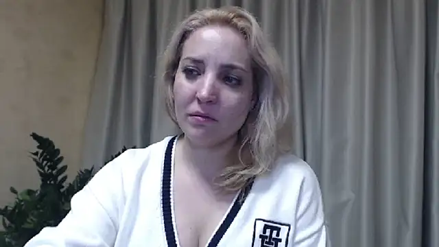 Snapshot of sweetpussy chatting on March 5, 9:15 pm sweetpussy online show from March 5, 9:15 pm