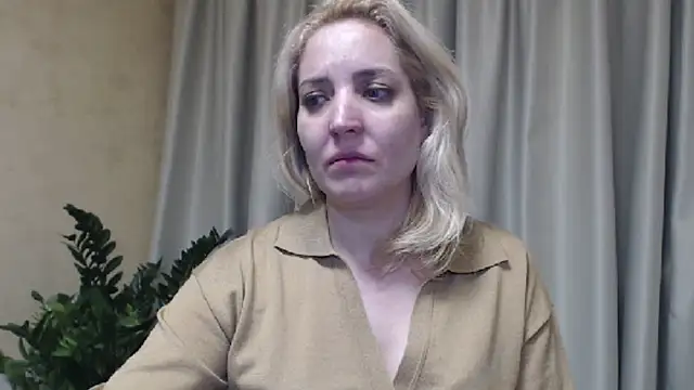 Snapshot of sweetpussy chatting on March 8, 9:08 pm sweetpussy online show from March 8, 9:08 pm