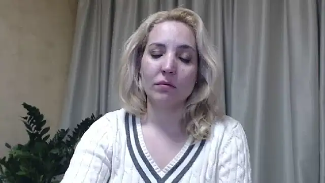 Snapshot of sweetpussy chatting on March 13, 7:28 pm sweetpussy online show from March 13, 7:28 pm