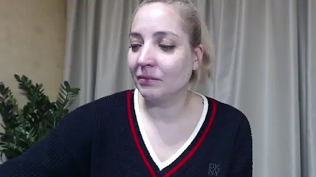 Snapshot of sweetpussy chatting on December 5, 6:15 pm sweetpussy online show from December 5, 6:15 pm