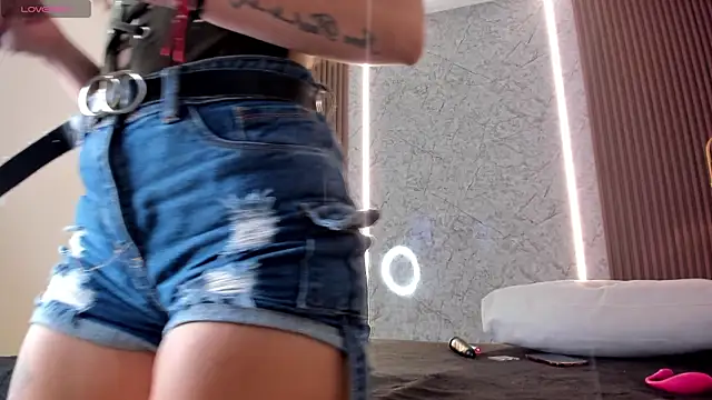 maye wells  online show from April 22, 7:15 pm