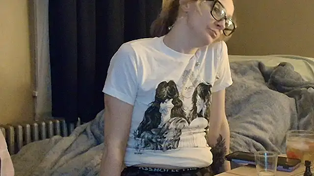 Snapshot of blondebombshell4343 chatting on December 16, 12:59 am blondebombshell4343 online show from December 16, 12:59 am