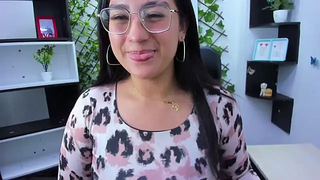 sophi hardd  online show from April 24, 2:52 pm