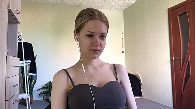 Snapshot of ZaidaSchwarten chatting on May 24, 5:23 am ZaidaSchwarten online show from May 24, 5:23 am