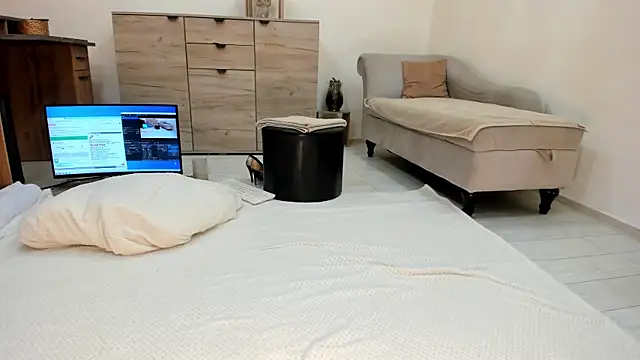 classy medea online show from April 21, 2:51 am