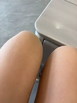 qwe522522 online show from April 23, 4:14 am