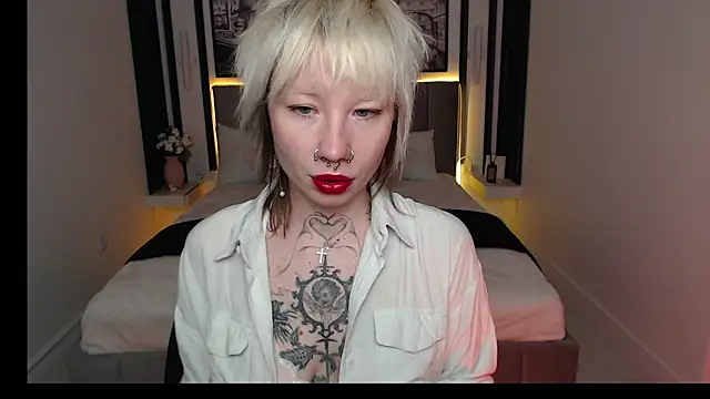 Snapshot of Luna_Hurt chatting on December 19, 1:29 pm Luna Hurt online show from December 19, 1:29 pm