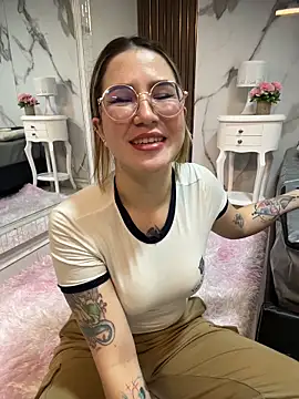 Snapshot of Annyhathatway chatting on May 15, 11:23 pm Annyhathatway online show from May 15, 11:23 pm