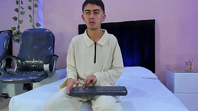 Logan Wolf  online show from December 22, 7:22 pm