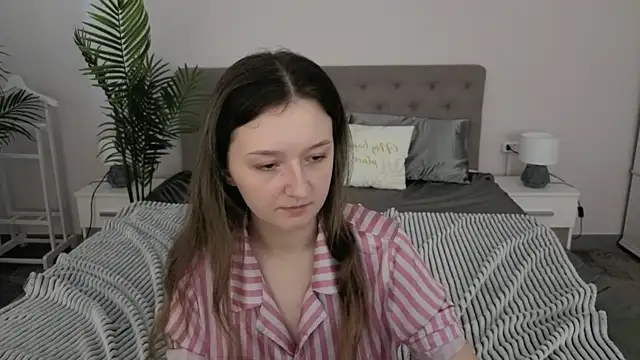 CyrenaLuxe online show from March 22, 10:07 am