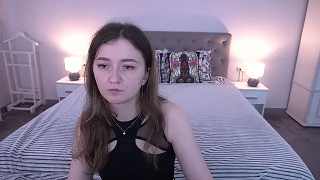 CyrenaLuxe online show from June 11, 5:27 am