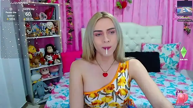 Snapshot of golden_girl01 chatting on March 16, 10:20 pm golden girl01 online show from March 16, 10:20 pm