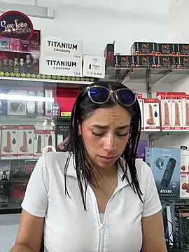 lunaluxury22 online show from April 21, 2:01 pm