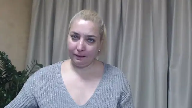 Snapshot of sweetpussy13 chatting on October 28, 7:12 am sweetpussy13 online show from October 28, 7:12 am