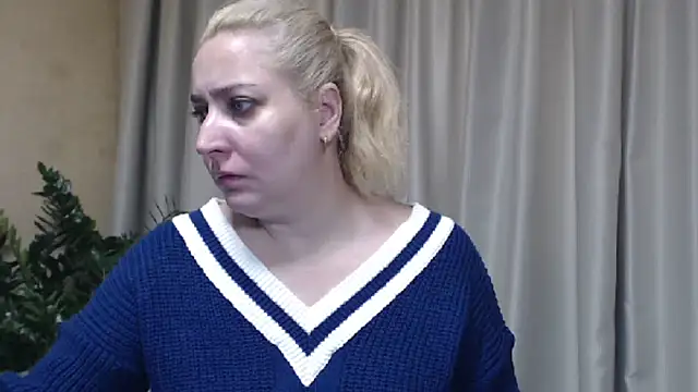 Snapshot of sweetpussy13 chatting on October 30, 7:21 am sweetpussy13 online show from October 30, 7:21 am