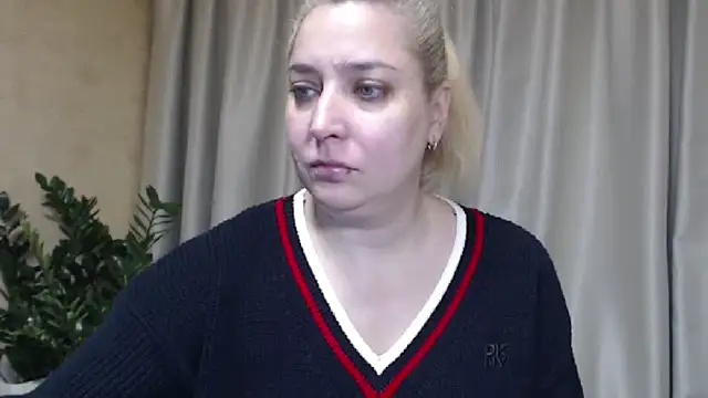 Snapshot of sweetpussy13 chatting on November 10, 8:57 am sweetpussy13 online show from November 10, 8:57 am