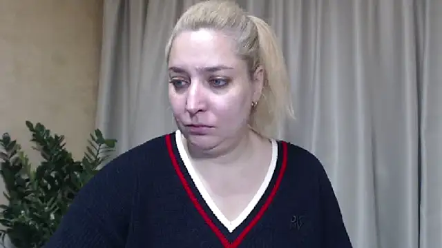 Snapshot of sweetpussy13 chatting on November 15, 6:55 am sweetpussy13 online show from November 15, 6:55 am