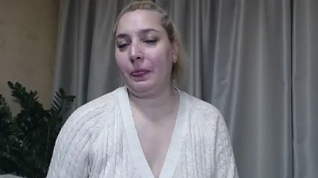 Snapshot of sweetpussy13 chatting on December 4, 7:06 am sweetpussy13 online show from December 4, 7:06 am