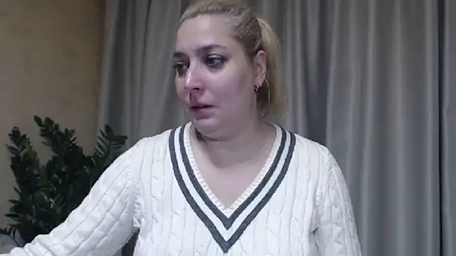 Snapshot of sweetpussy13 chatting on December 5, 7:17 am sweetpussy13 online show from December 5, 7:17 am