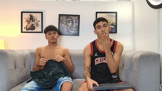 Snapshot of DIAMOND_BLACKS chatting on February 5, 7:24 am DIAMOND BLACKS online show from February 5, 7:24 am