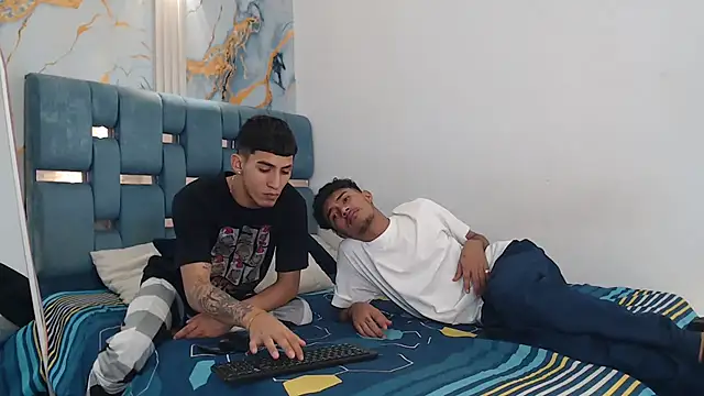 Snapshot of DIAMOND_BLACKS chatting on February 19, 7:37 am DIAMOND BLACKS online show from February 19, 7:37 am