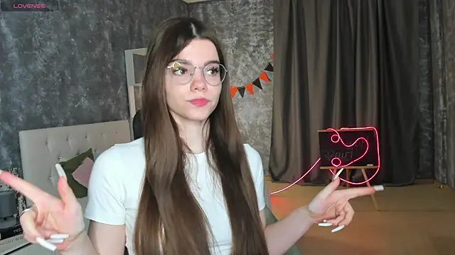 Snapshot of miss__evelyne chatting on December 16, 1:32 am miss evelyne online show from December 16, 1:32 am