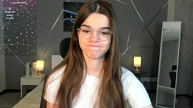 miss  evelyne online show from February 4, 1:22 am