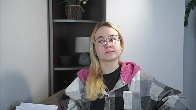 Snapshot of KenaLeski chatting on December 14, 6:08 am KenaLeski online show from December 14, 6:08 am