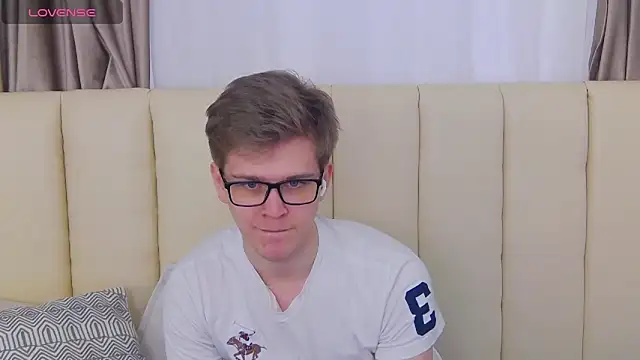 Snapshot of NickJohnas chatting on January 10, 9:33 am NickJohnas online show from January 10, 9:33 am