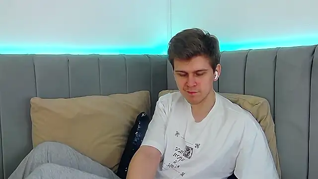 Snapshot of NickJohnas chatting on January 17, 3:33 am NickJohnas online show from January 17, 3:33 am