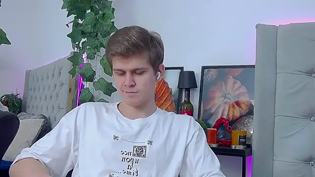 Snapshot of NickJohnas chatting on February 4, 12:33 pm NickJohnas online show from February 4, 12:33 pm