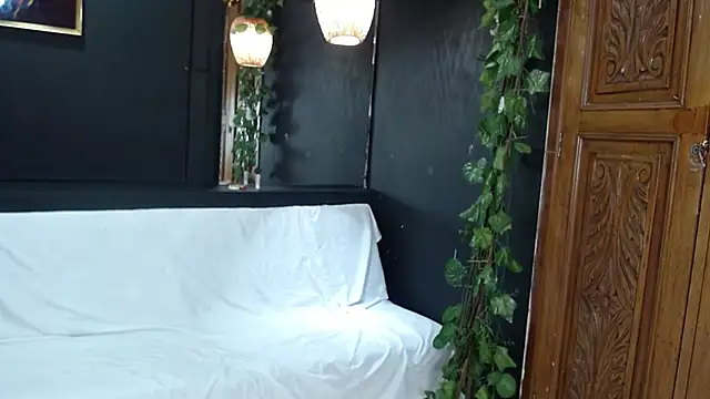 Layla Isabel online show from December 16, 12:54 pm