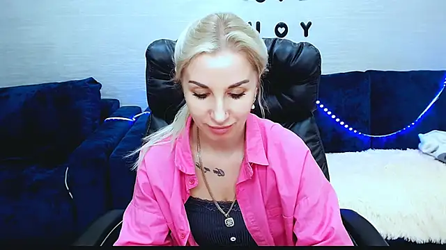 Hanna--Sweet online show from December 15, 4:00 pm