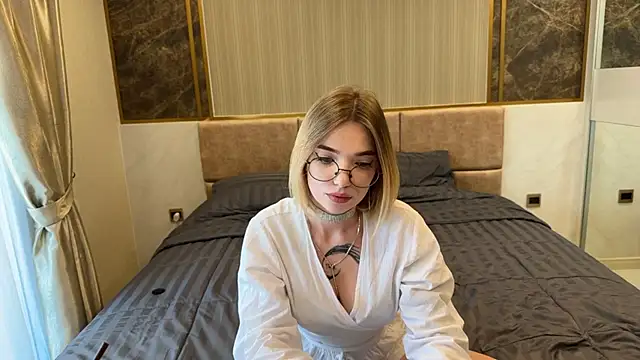 Snapshot of Mary_Harriss chatting on December 18, 1:33 am Mary Harriss online show from December 18, 1:33 am